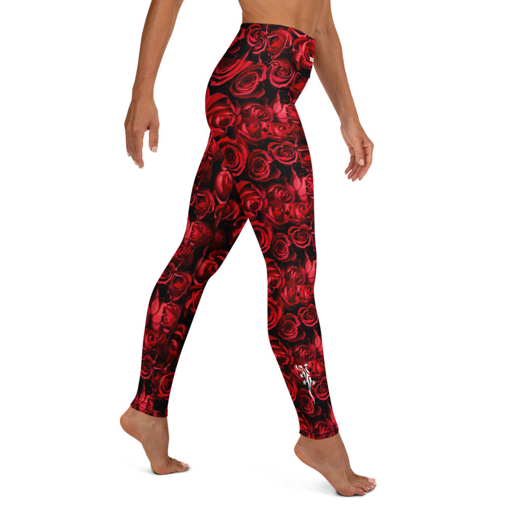 Fashionable high-waisted leggings with a striking red rose camouflage print.A 2025 activewear trend